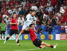 极速电竞-关于C罗在澳大利亚队比赛中惊险取胜，精彩发挥引发热议！的信息