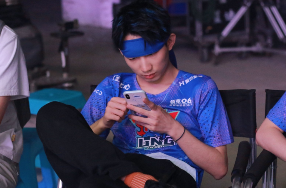 极速竞猜-包含Rookie回归赛场,比分优势明显首场状态亮眼,日本队观众沸腾!的词条