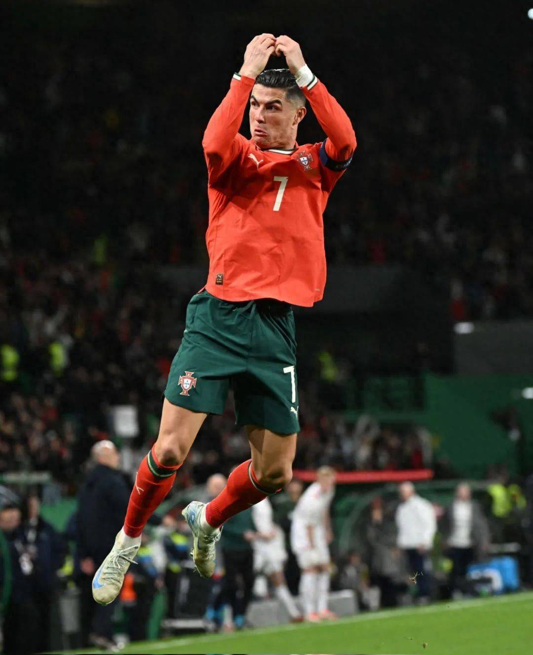 极速竞技-包含C罗迎来二十赛季高光表现，西班牙队球迷沸腾！的词条